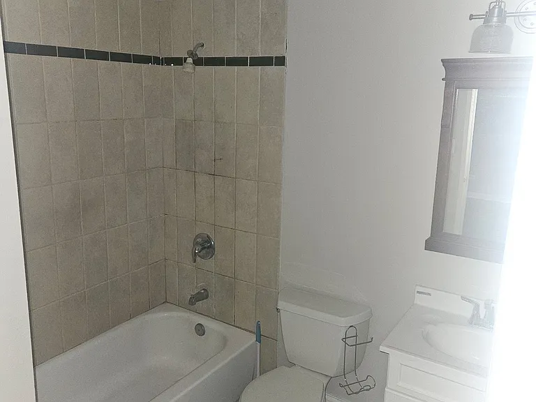 343 W Hawthorne Cir #6 — Photo 2