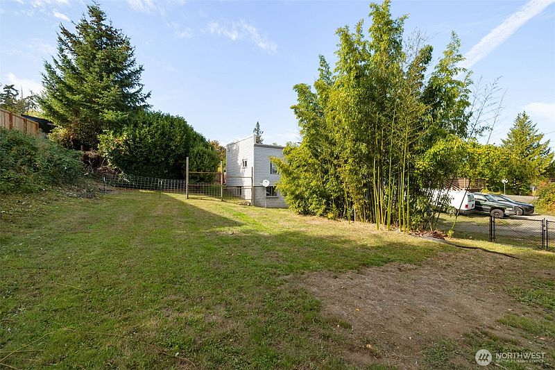3rd image of 1405 Flower Avenue