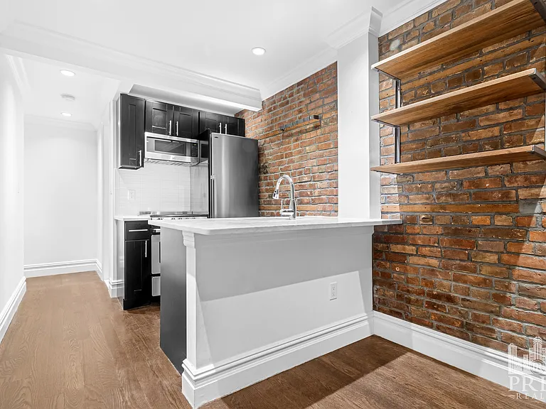 329 E 10th St #7 — Photo 4