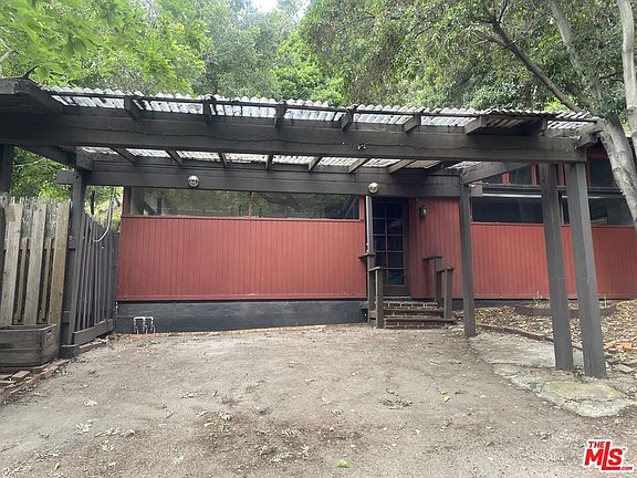 2nd image of 815 N Beverly Glen Blvd