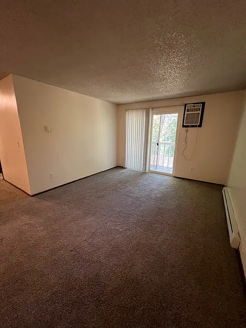 418 E Hawthorne Rd — Photo 3