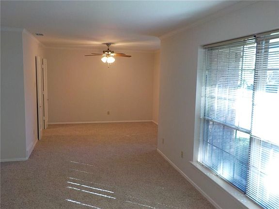 4th image of 821 Glen Oaks Blvd