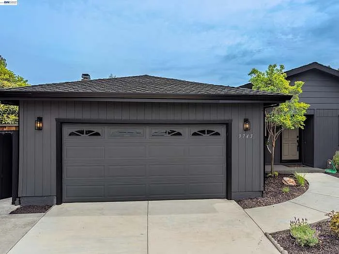 3743 Sanford St — Photo 2