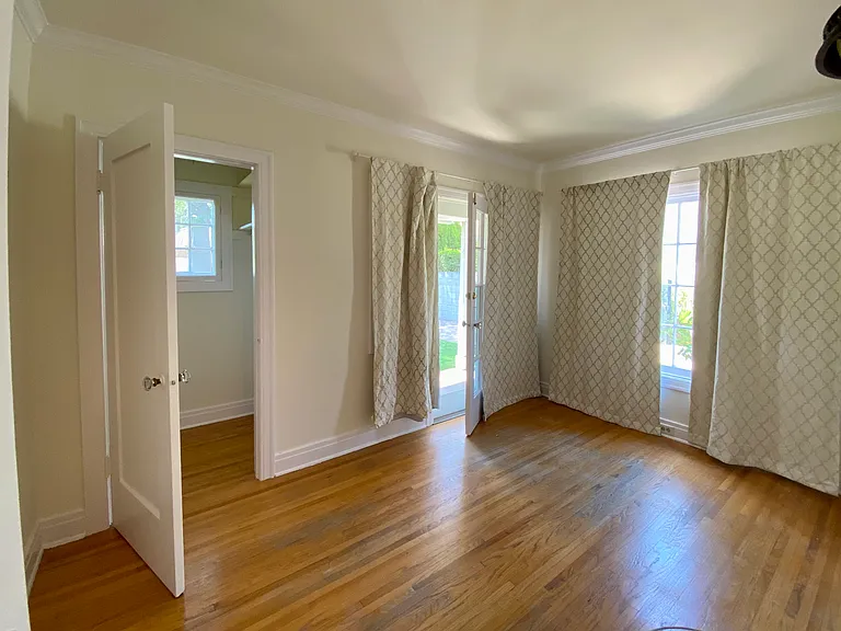 1051 N Wilson Ave — Photo 13