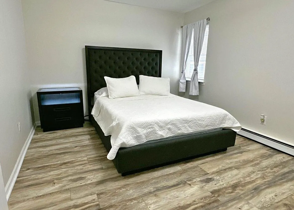 4 bed, $1,000 — Photo 1