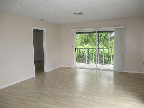 4th image of 231 SE Village Dr