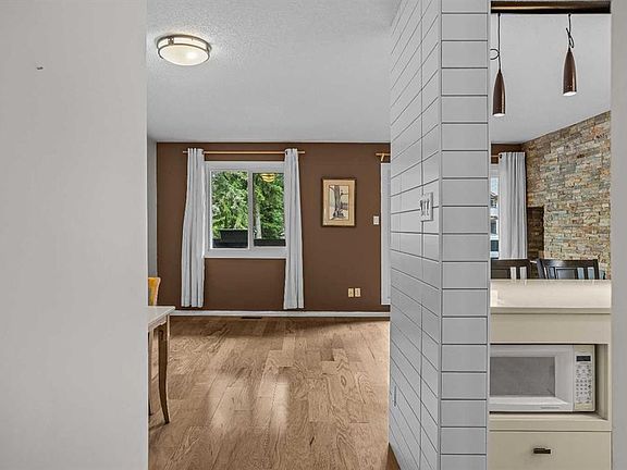 4th image of 417 SE Beaver St #102