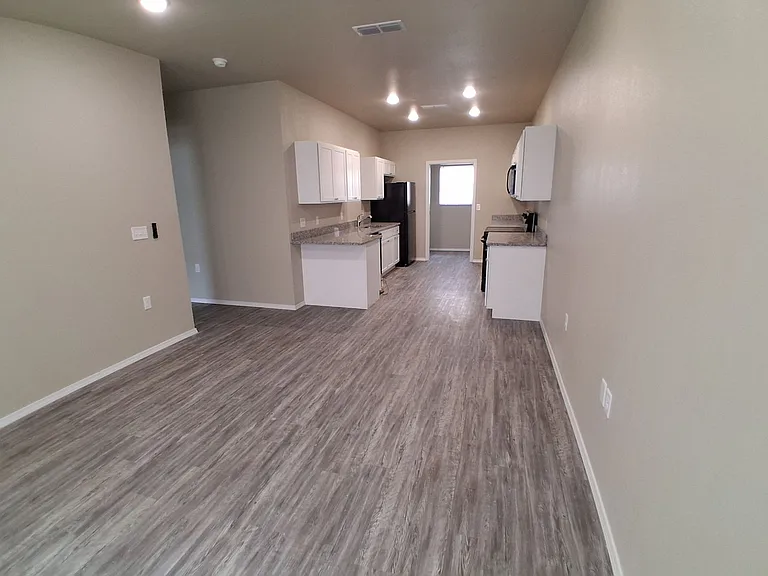 322 N Avenue B — Photo 3