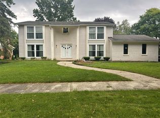 2081 Babcock Dr, Troy, MI 48084