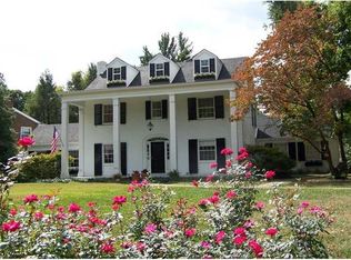 128 Blankenbaker Ln, Indian Hills, KY 40207