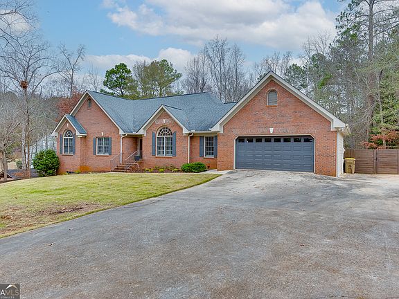 3rd image of 61 Hunters Way