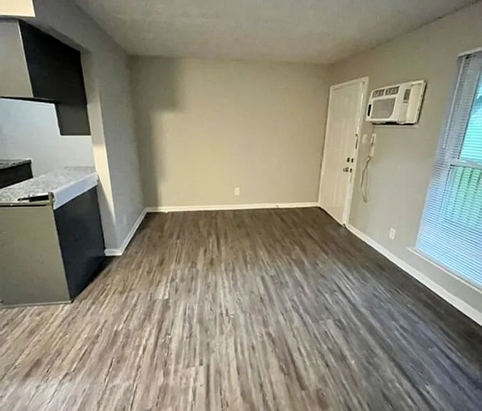 2021 Cambridge Dr #11 — Photo 4