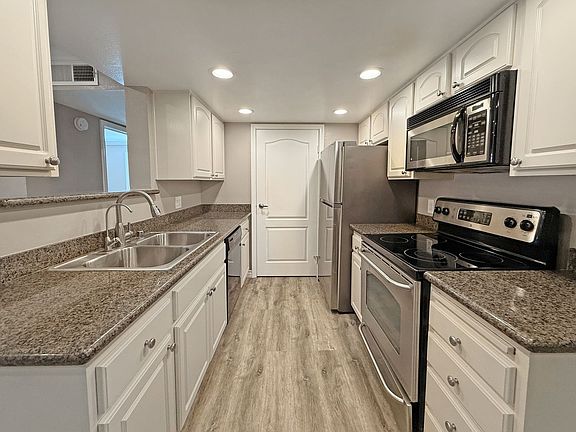 5th image of 12019 Alta Carmel Ct Unit 267