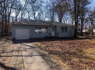 8 Alan St, Holbrook, NY 11741