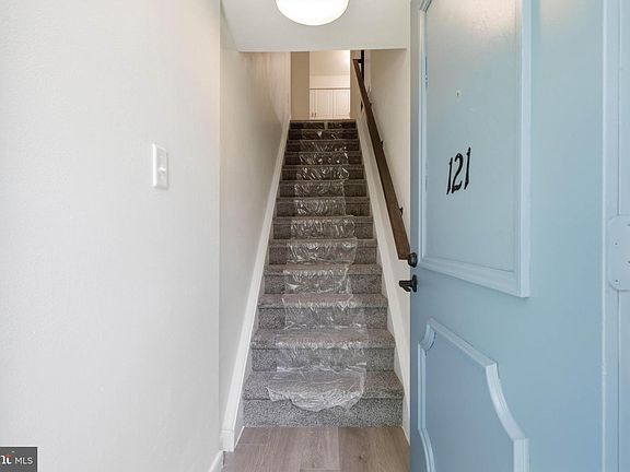 3rd image of 121 Valleybrook Dr