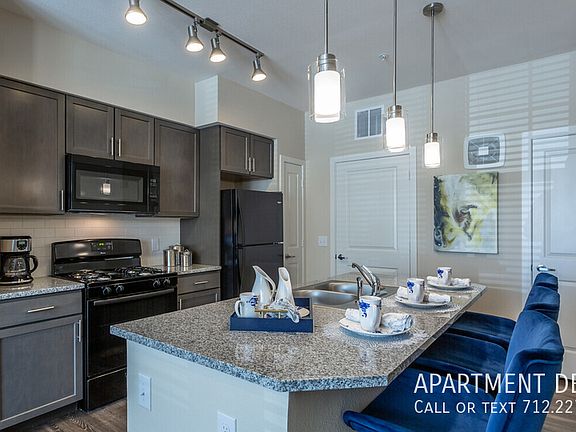 4th image of 13561 Cullen Blvd #565