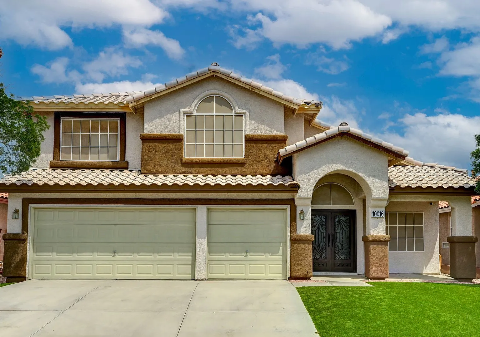 Spacious 5-Bedroom Retreat with Dual Fireplaces & Private Backyard Oasis near The Lakes! — Photo 1