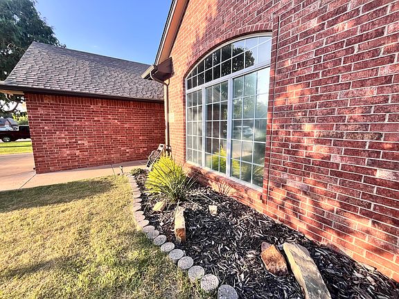 2nd image of 211 Oakdale Dr
