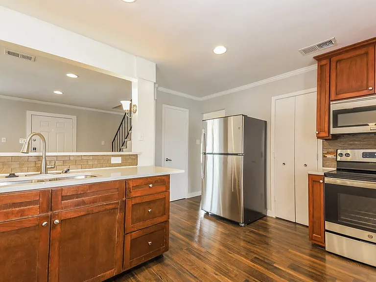 2325 Woodhollow Ave — Photo 8