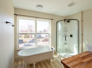 940 M St SW #B, Cedar Rapids, IA 52404