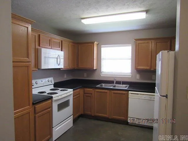 3 bed, 2.0 bath, 1060 sqft, $1,300 — Photo 4