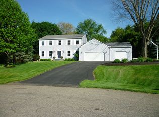 8854 Meadow Farm Dr, Brighton, MI