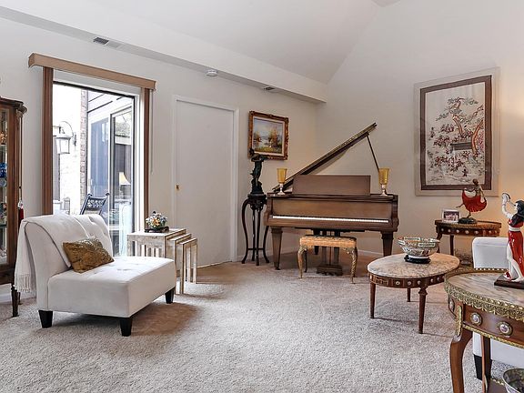 4th image of 39 Southgate Cir