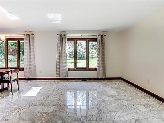 4th image of 204 S Hill Ct
