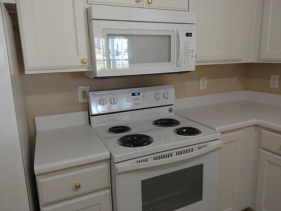 Kitchen with new stove/microwave/dishwasher/refridgerator