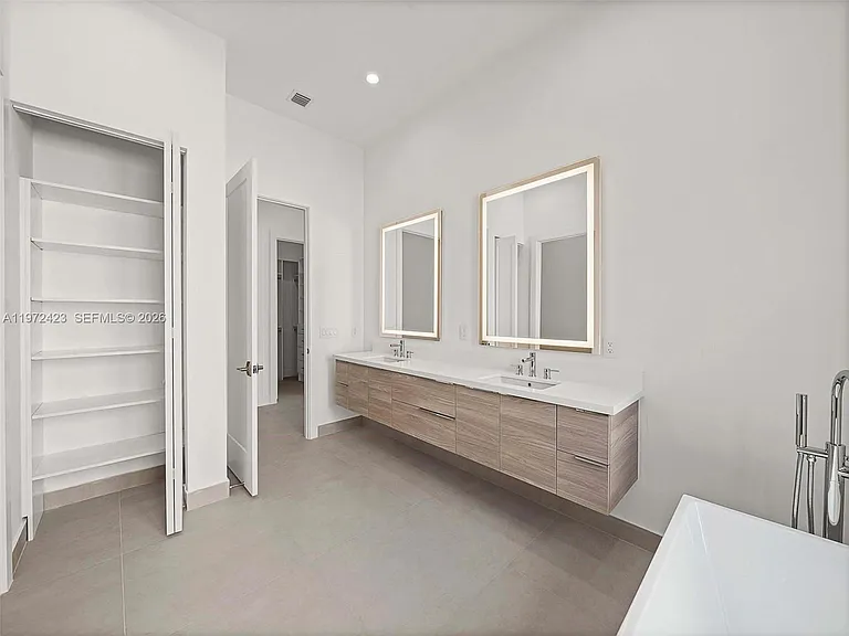 5718 Ashwood Cir W — Photo 51
