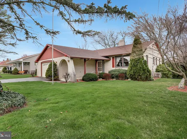 1025 E Cherry St, Palmyra, PA 17078