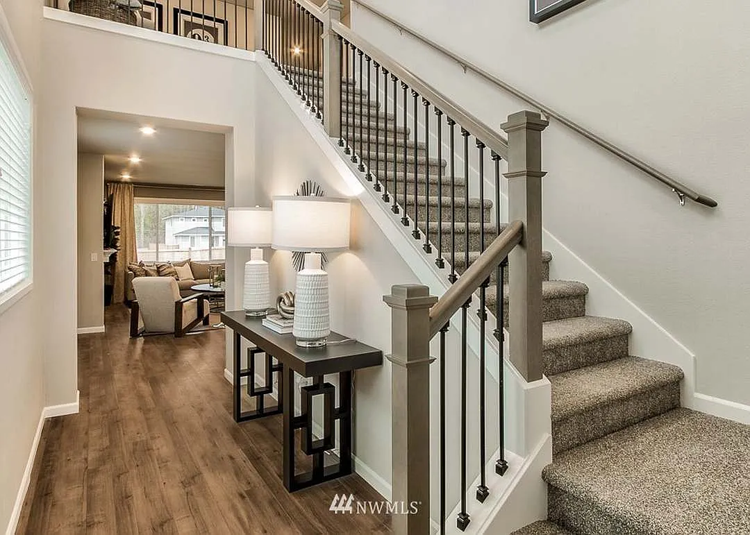 4 bed, 2.5 bath, 2501 sqft, $3,900 — Photo 2