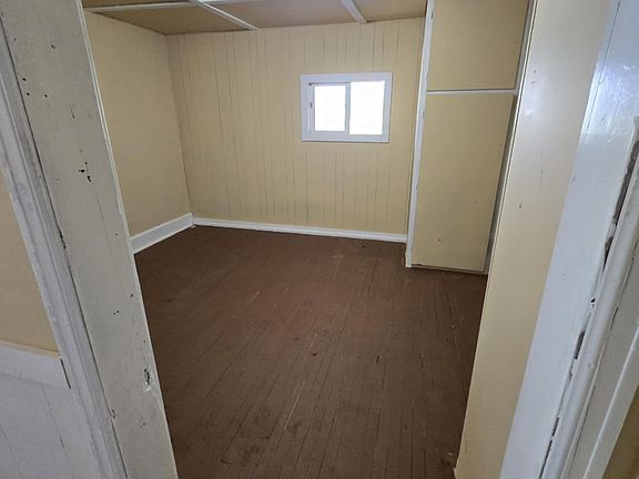 3rd image of 402 Holly St