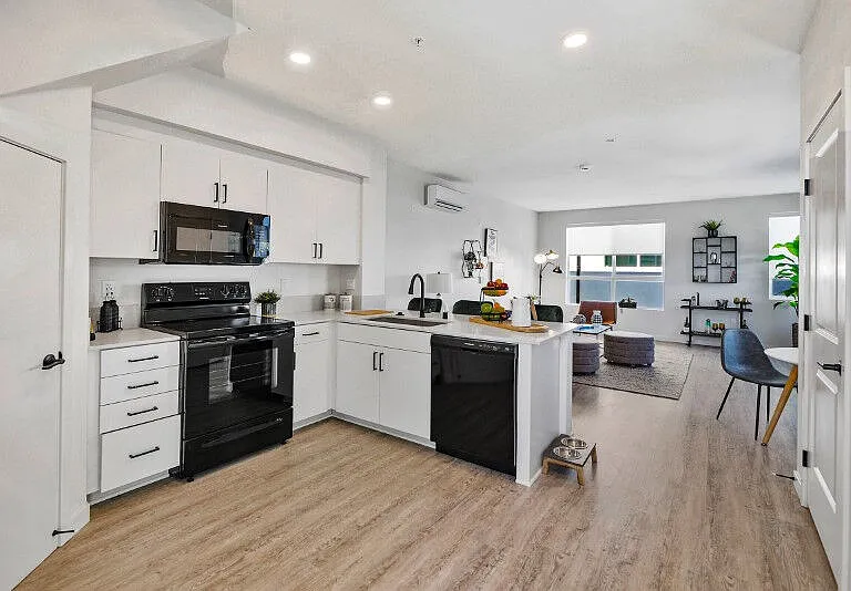 South Park Place — Photo 17