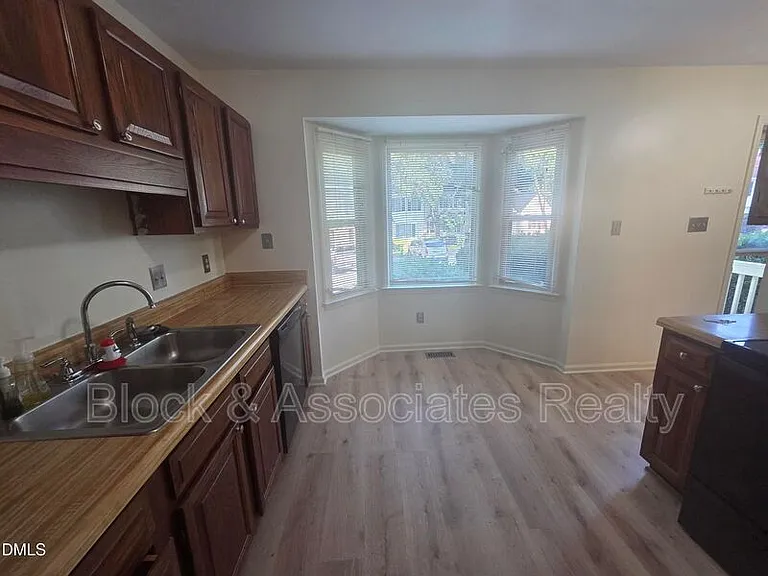 6550 Thetford Ct — Photo 2