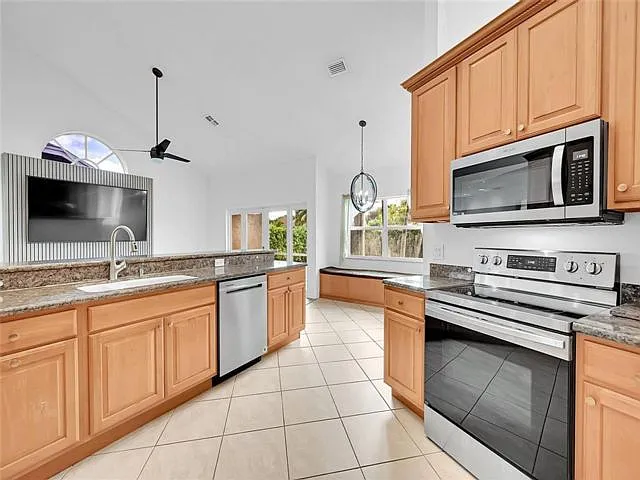 4414 NW 52nd St — Photo 5