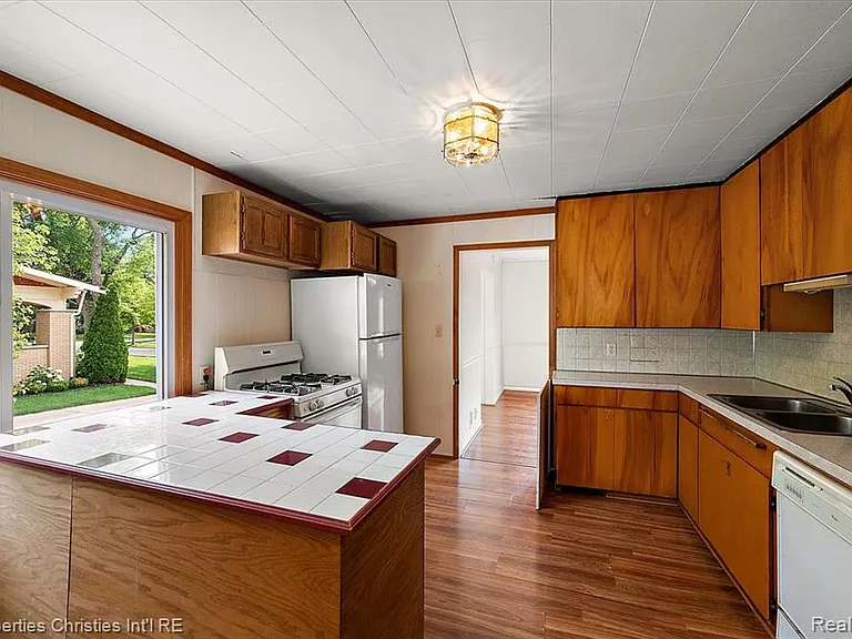 735 Novi St — Photo 14