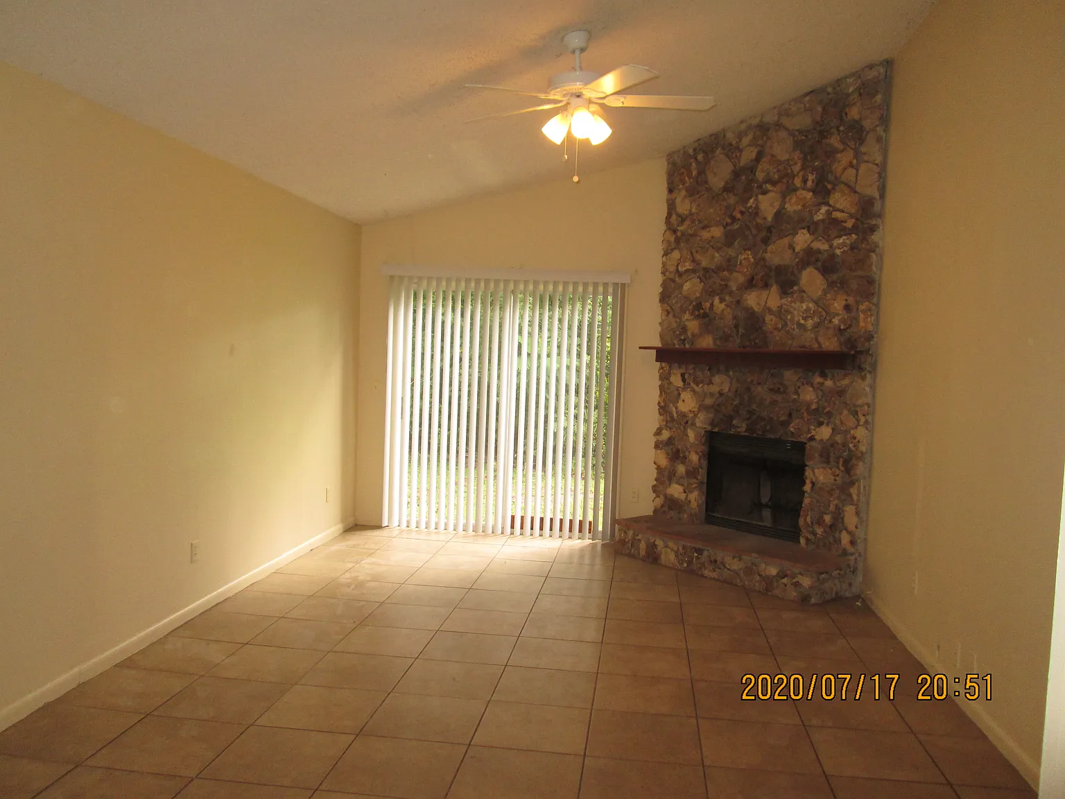 3 bed, 1300 sqft, $2,100 — Photo 2
