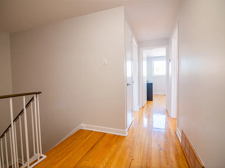 98 Woodridge Cres — Photo 17