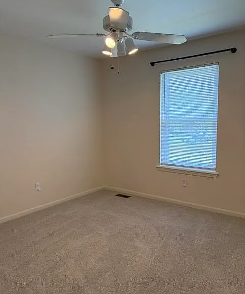 328 N Pointe Dr — Photo 17