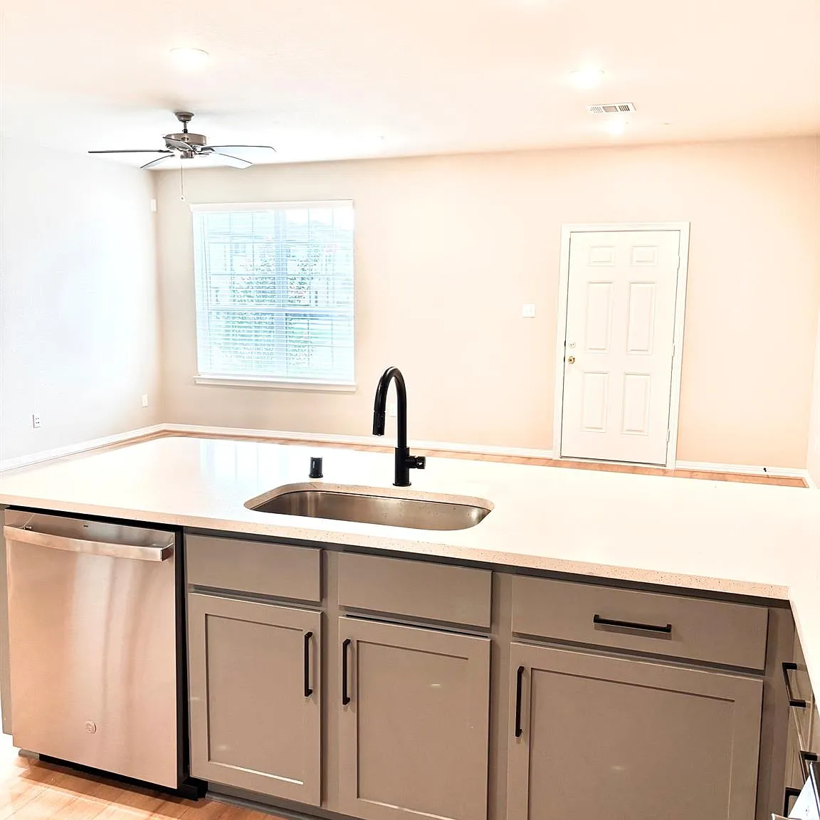 3 bed, 2.5 bath, 1762 sqft, $2,450 — Photo 4