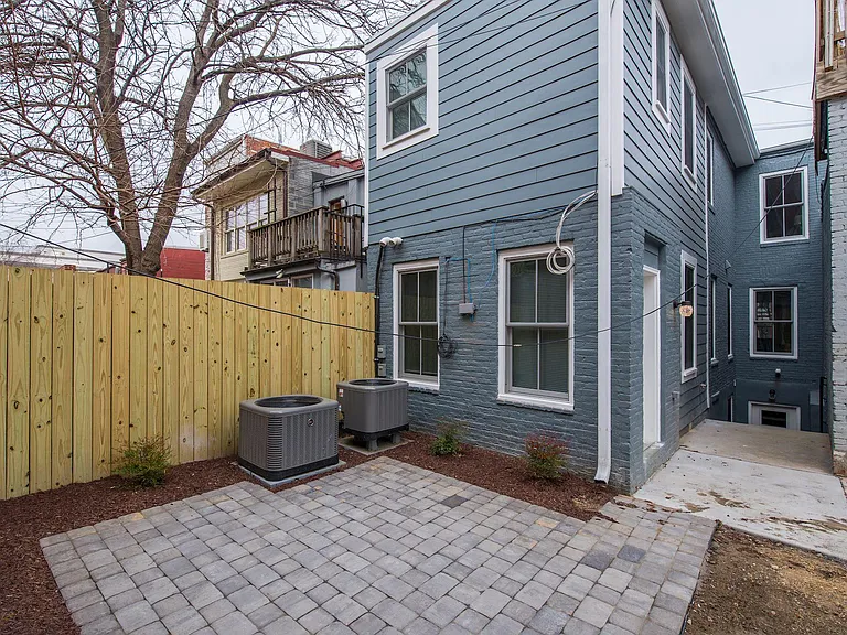229 E St NE #1 — Photo 22