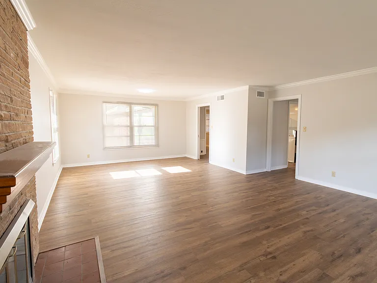 2400 Hampstead Ln — Photo 7