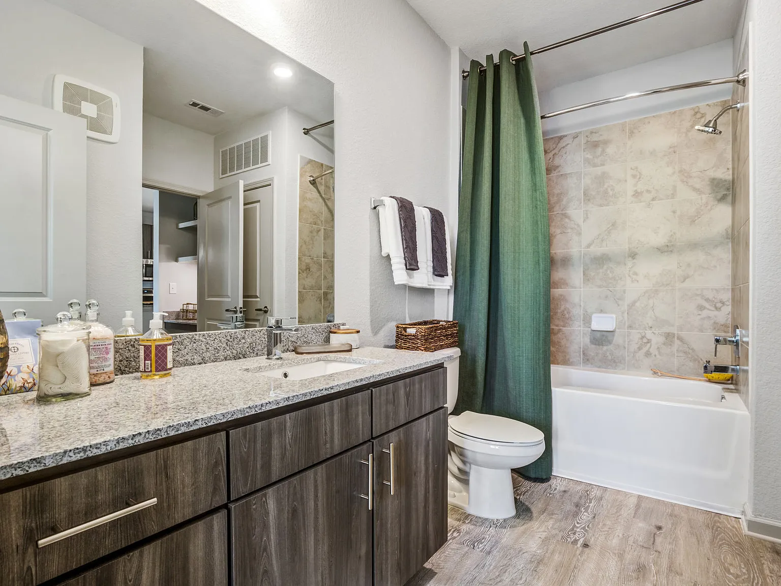 IMT Edgewater — Photo 4