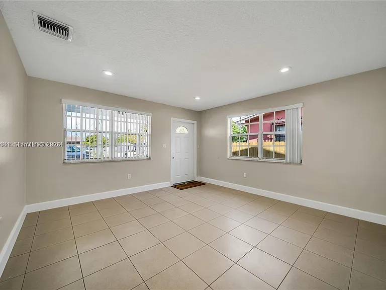 501 SW 120th Ave — Photo 7