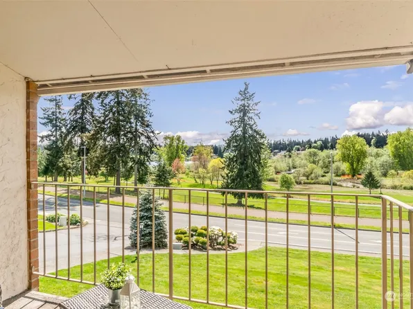 23305 Lakeview Drive #C206, Mountlake Terrace, WA 98043