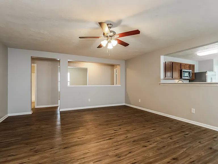 8138 Sanders Glen Ln — Photo 3