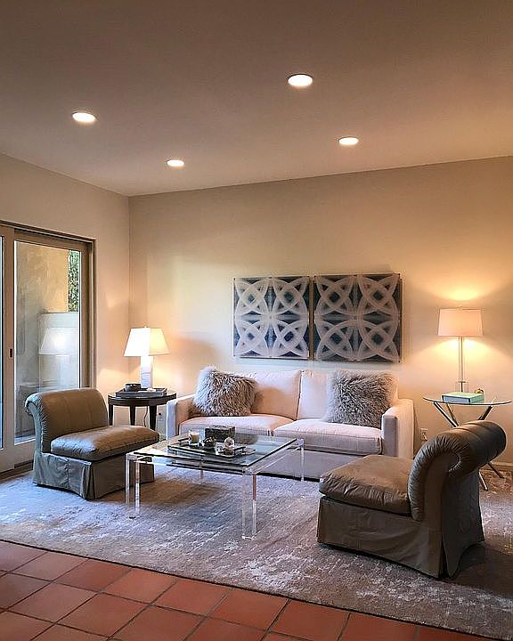 Living room, fireplace, 65 inch flat screen tv