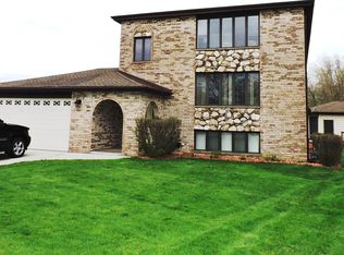 11221 S Helena Dr, Palos Hills, IL 60465