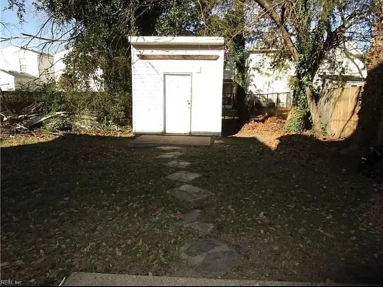 830 Lexington St — Photo 16
